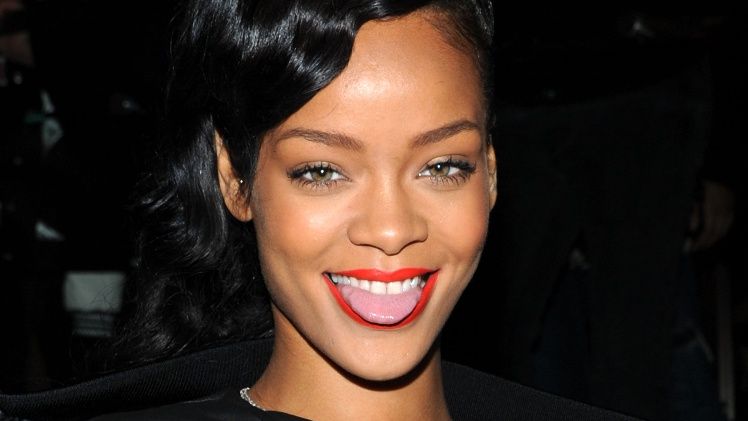 Rihanna eksponuje ciążowy brzuch