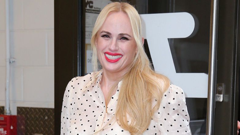 Rebel Wilson podbija Nowy Jork w stylizacji w kropki. Aktorka zachwyciła ODCHUDZONĄ sylwetką
