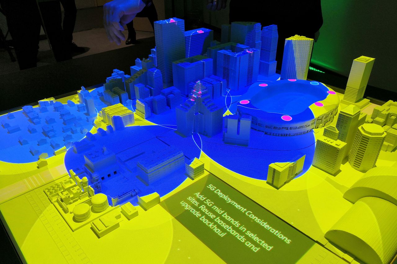 prezentacja działania 5G na makiecie miasta, nagrodzona podczas Mobile World Congress w Barccelonie