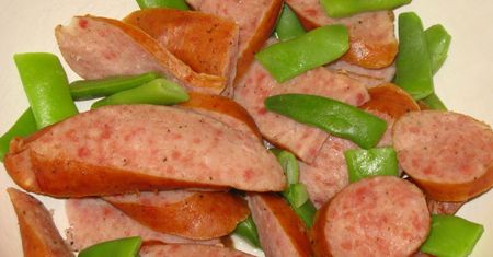Wędzona kiełbasa wieprzowo-wołowa (pęto) zawierająca odtłuszczone mleko w proszku