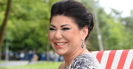 Ciężarna Iwona Węgrowska w szpilkach i mini wypoczywa w parku na leżaku [zdjęcia]
