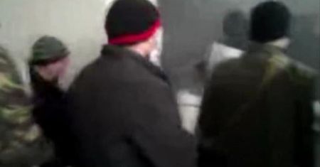 Prorosyjscy aktywiści zajmują posterunek w Gorłówce.