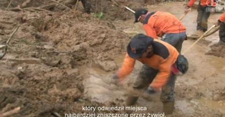 Trwają poszukiwania osób, które przeżyły lawinę błotną