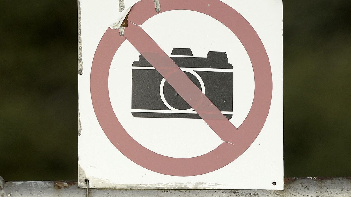 Zakaz fotografowaniaGniewczyna �a�cucka, 29.10.2014. Zakaz fotografowania na ogrodzeniu Fabryki Wagon�w w Gniewczynie �a�cuckiej, 29 bm. dd/soa PAP/Darek DelmanowiczDarek Delmanowiczfotografia, fotografowanie, symbol, tabliczka, zakaz fotografowania, znak, brama ogrodzenie