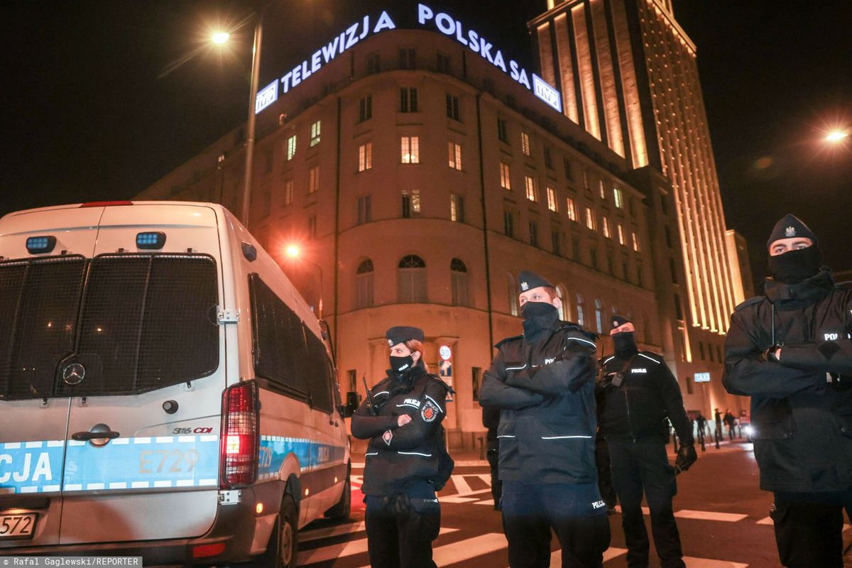 W środę podczas protestów w Warszawie interweniowali policjanci zarówno ubrani w mundury jak i będący w ubraniu cywilnym i bez policyjnych odznaczeń