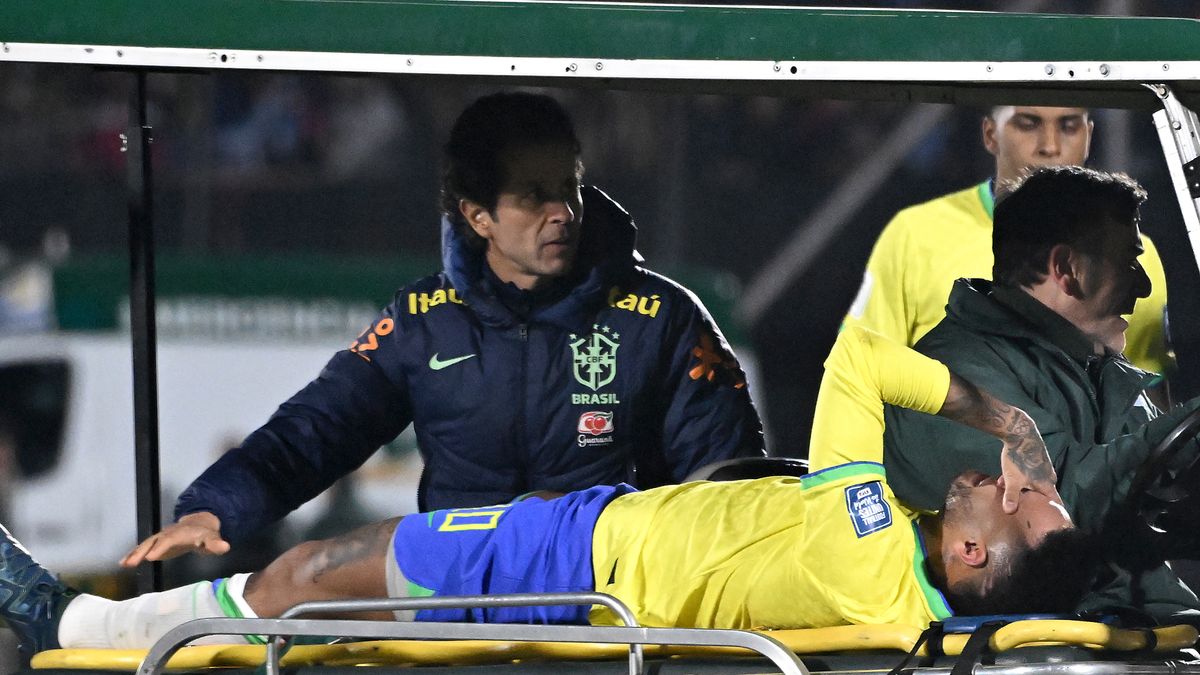 Getty Images / Guillermo Legaria / Na zdjęciu: Neymar ze łzami w oczach opuszcza boisko w meczu Urugwaj - Brazylia