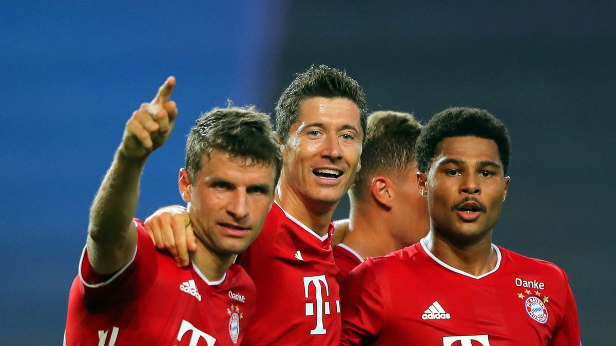 Robert Lewandowski i piłkarze Bayernu cieszą się z bramki