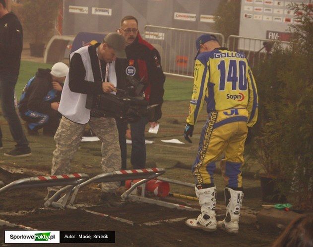 Tomasz Gollob - tak jak w zawodach żużlowych - pieczołowicie wybierał koleinę na starcie.