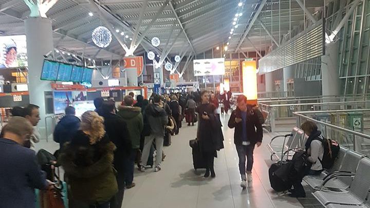 Kolejki na Lotnisku Chopina. Pasażerowie próbują się dowiedzieć, co z ich lotem.