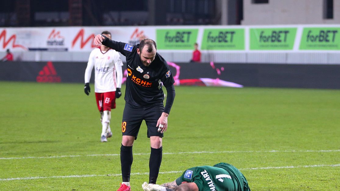 Newspix / ANNA KLEPACZKO/FOTOPYK / NEWSPIX.PL / Na zdjęciu od lewej: Filip Starzyński i leżący na murawie Arkadiusz Malarz