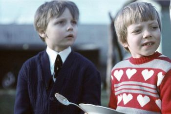 Ten chłopczyk z talerzem to dzisiaj znany muzyk. Rozpoznajesz?