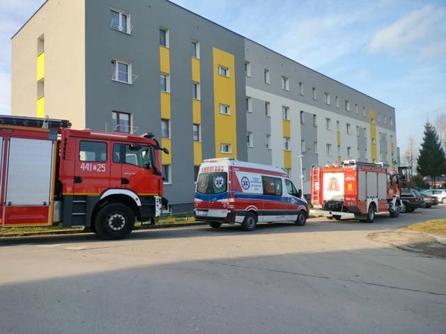 Tragedia w Ożarowie. W mieszkaniu znaleziono zwłoki