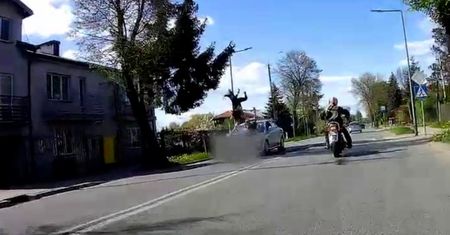Piesi byli bez szans. Moment potrącenia na pasach w Ciechanowie