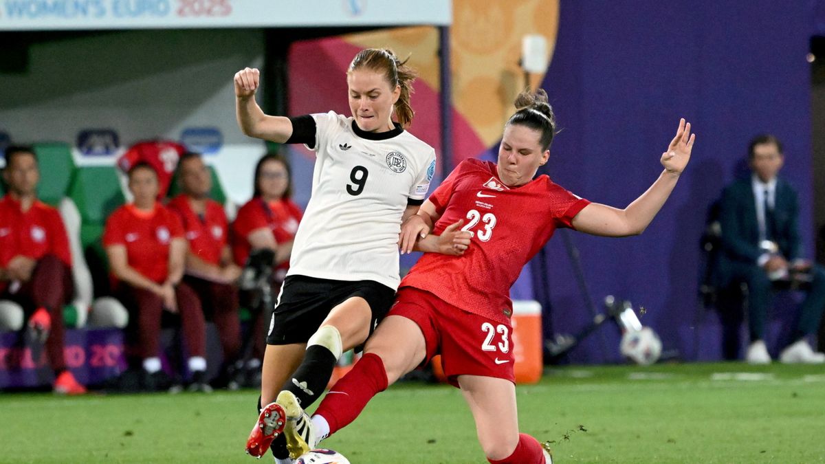 PAP / Marcin Bielecki / Na zdjęciu: Adriana Achcińska w walce o piłkę z Sjoeke Nuesken