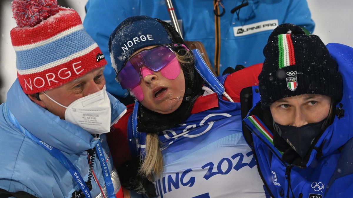 Ingrid Landmark Tandrevold po biegu pościgowym na zimowych igrzyskach olimpijskich w Pekinie