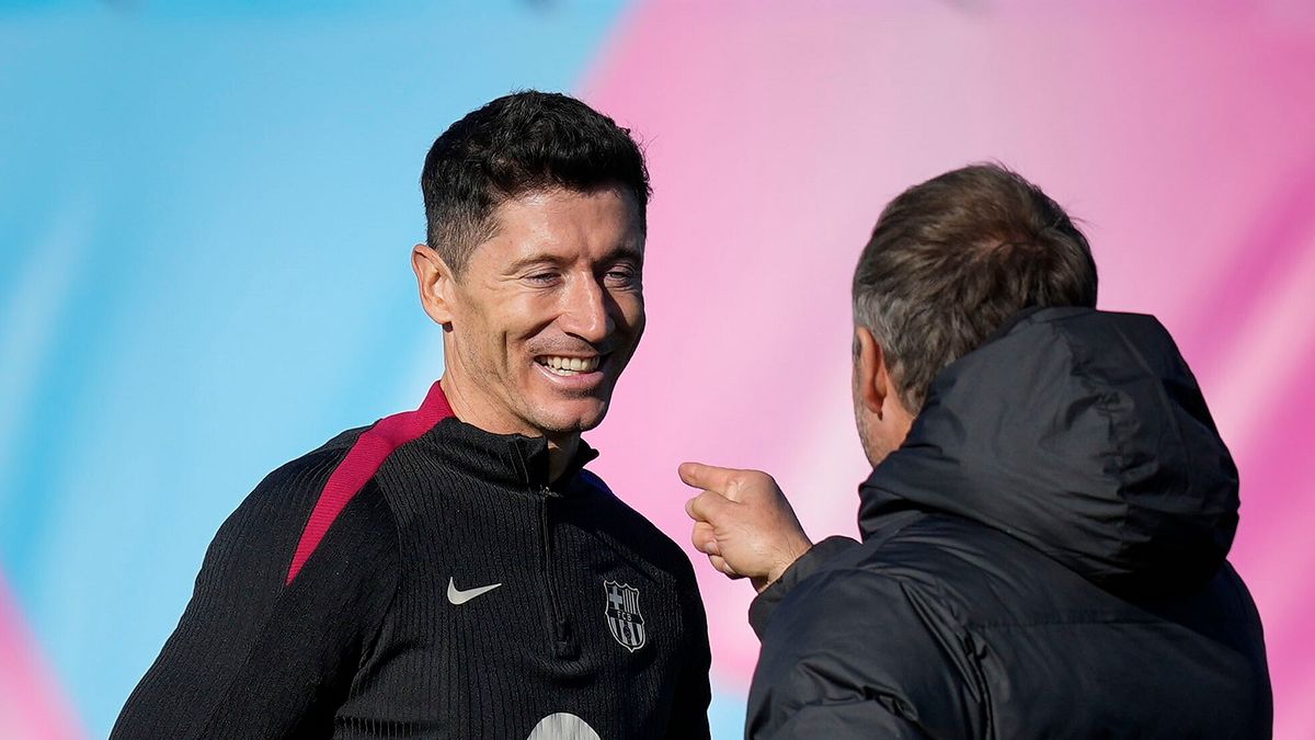 PAP/EPA / Enric Fontcuberta / Na zdjęciu: Robert Lewandowski i Hansi Flick