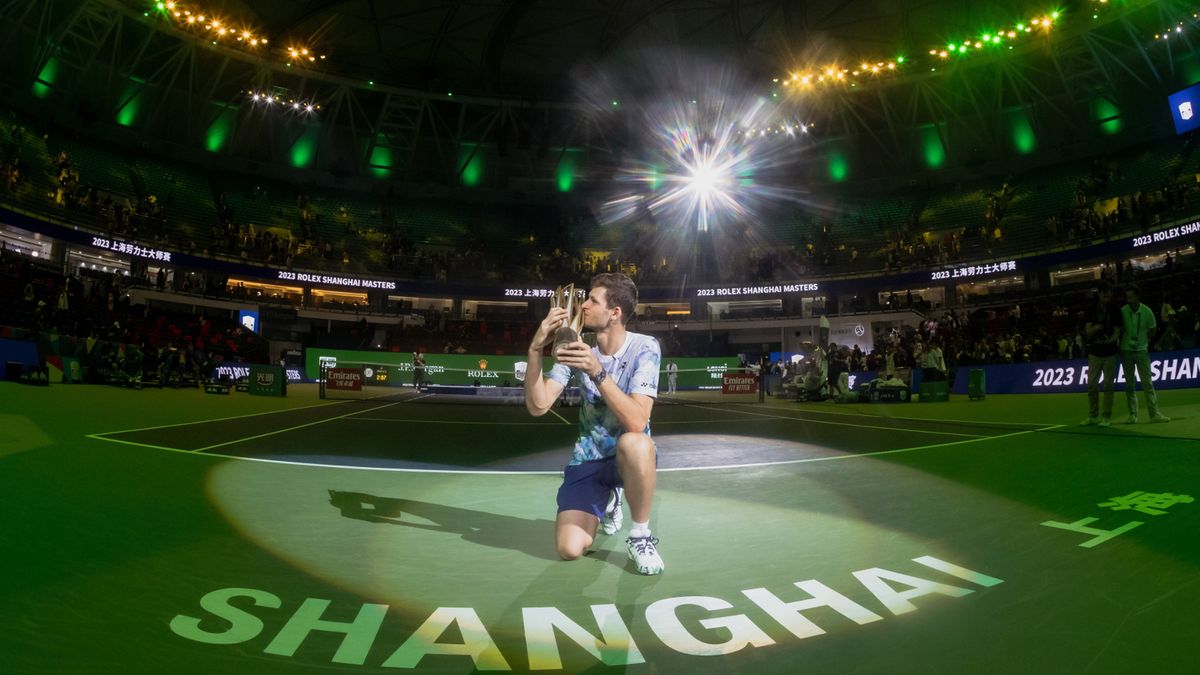 Zdjęcie okładkowe artykułu: PAP/EPA / Alex Plavevski / Na zdjęciu: Hubert Hurkacz, mistrz Rolex Shanghai Masters 2023
