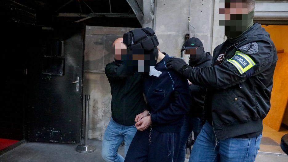 wyprowadzenie po przes�uchaniu
Tomasz Gzell
atak na UW, doprowadzenie, morderstwo, Prokuratura, przes�uchania, przes�uchanie, siedziba, uniwersytet warszawski, uw, zab�jstwo, zab�jstwo na UW