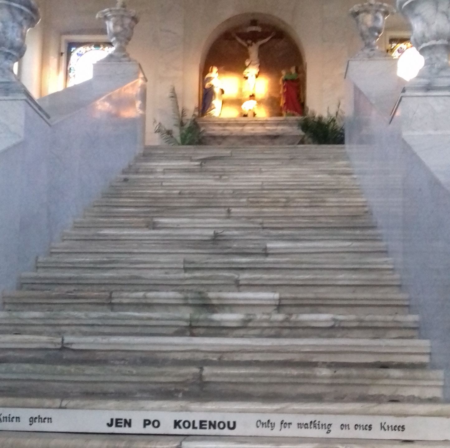 Wierni pokonują te schody na klęcząco