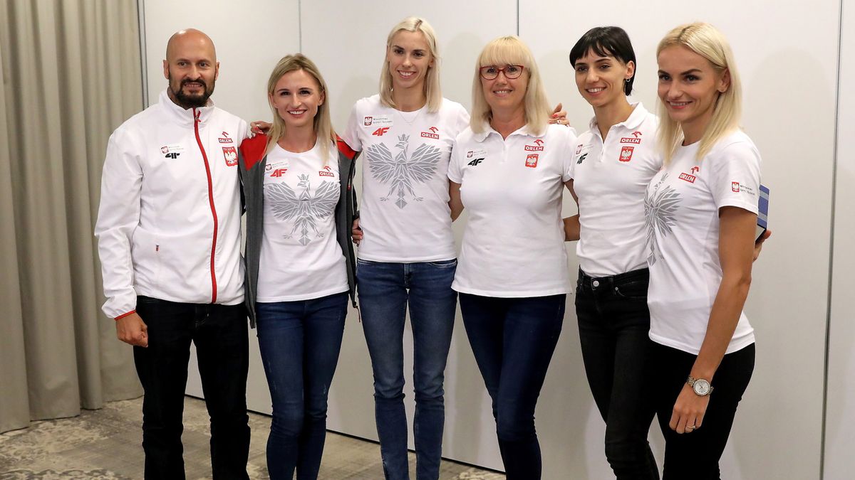 PAP / Tomasz Gzell / Na zdjęciu od lewej: trener Aleksander Matusiński, Małgorzata Hołub-Kowalik, Iga Baumgart-Witan, trenerka Iwona Baumgart, Anna Kiełbasińska i Justyna Święty-Ersetic