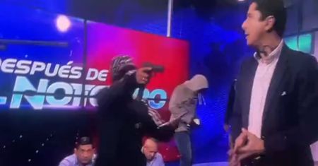 Dziennikarze telewizji trzymani na muszce. Wszystko na oczach widzów