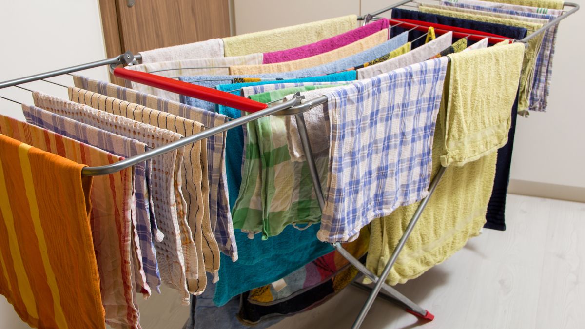 Nigdy więcej nie rozstawiaj suszarki z ubraniami w takim miejscu