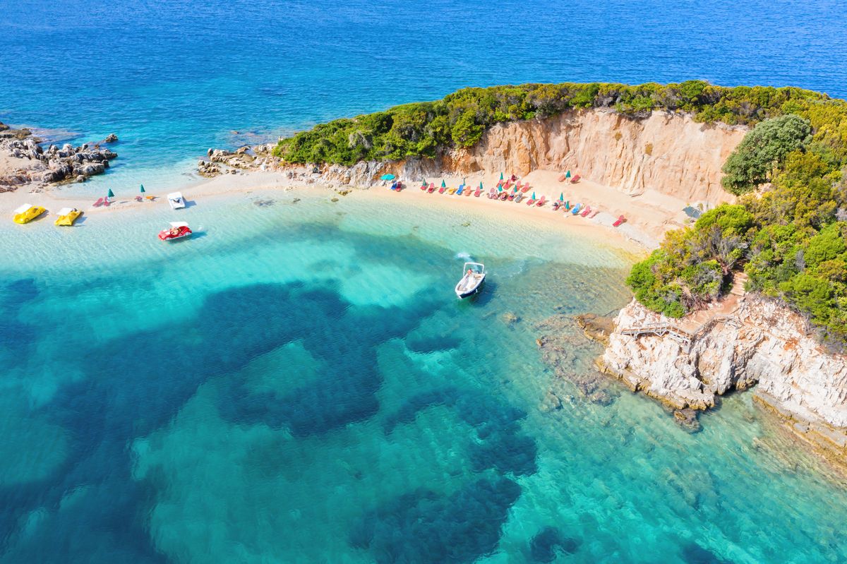 Ksamil kusi pięknymi plażami