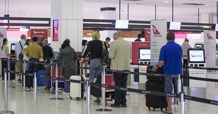 Incydentów przybywa. Kobiety upokarzane przez personel lotniska