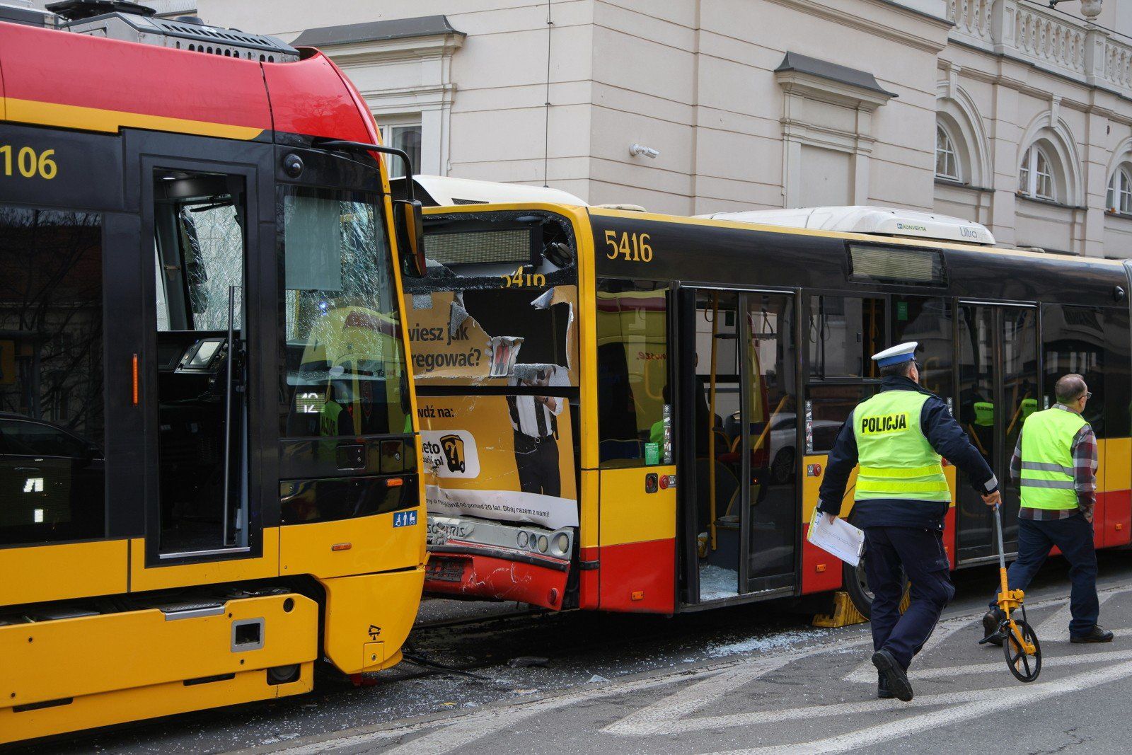 Kolizja dwóch tramwajów i autobusu w alei &#34;Solidarności&#34;