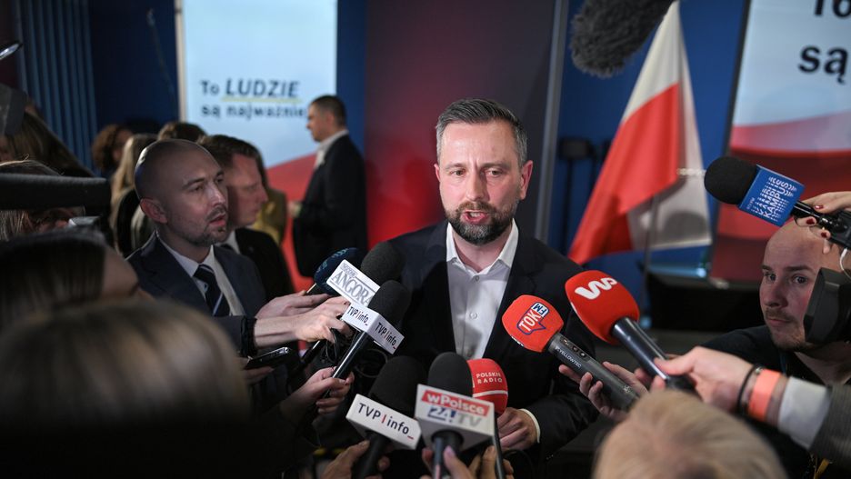 Warszawa, 18.05.2025. Wybory prezydenta RP - I tura. Wicepremier, minister obrony narodowej Władysław Kosiniak-Kamysz w sztabie wyborczym Szymona Hołowni w Warszawie, 18 bm. Zakończyło się głosowanie w I turze wyborów prezydenta RP. (mr) PAP/Marcin Obara