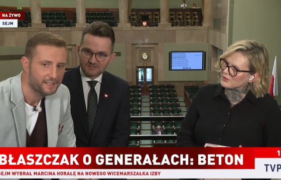 Miłosz Kłeczek wyprowadzony z sali parlamentarnej. Przerwał rozmowę w TVP Info