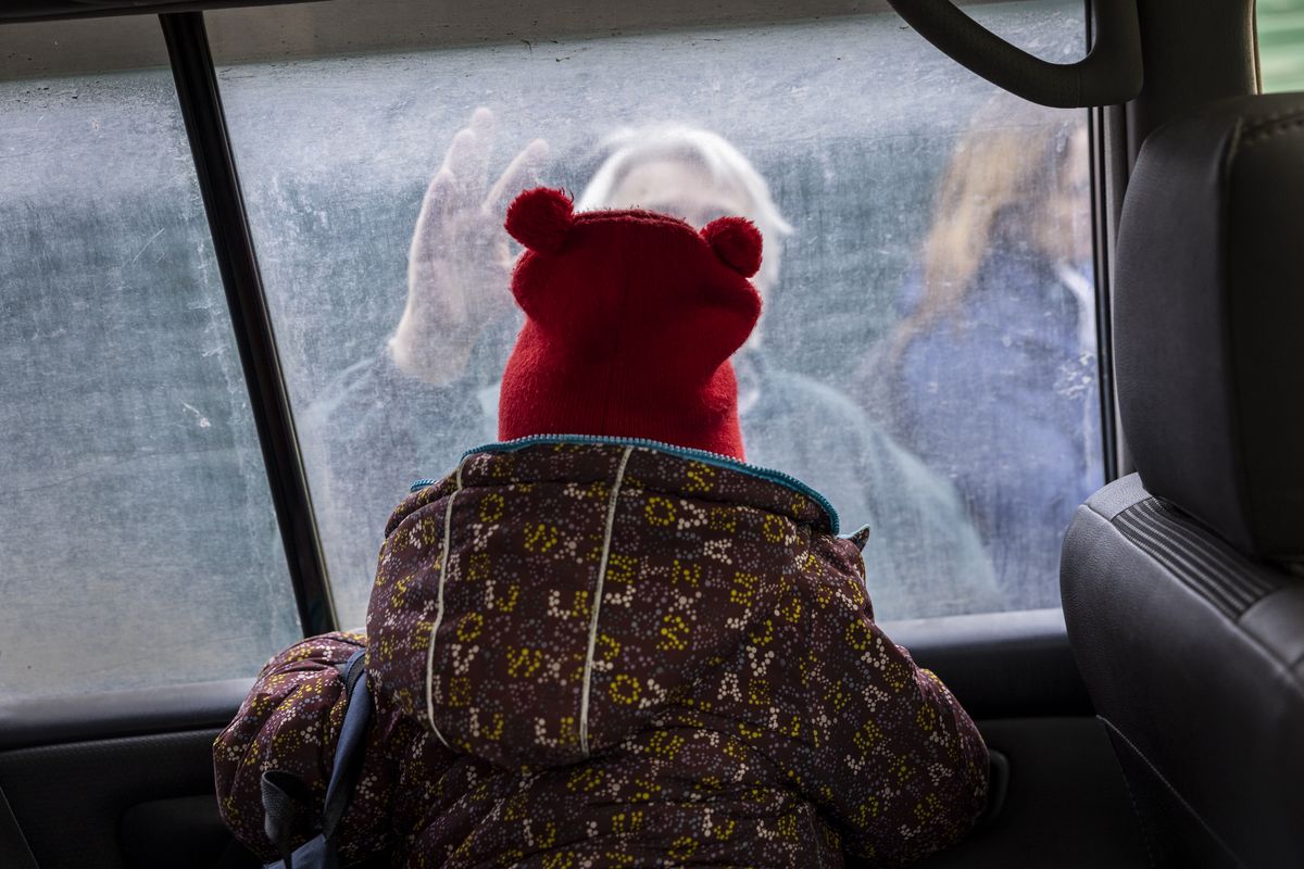 Росіяни вивозять українських дітей до РФ (Photo by John Moore/Getty Images)