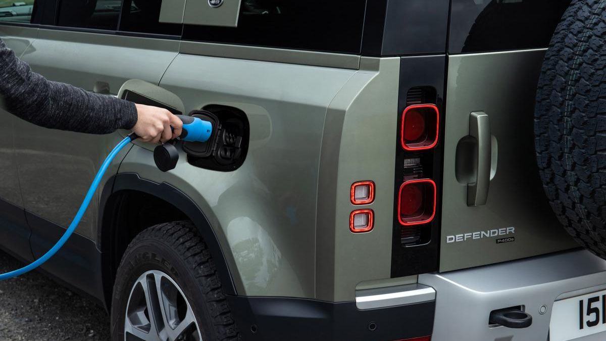 Defender z wtyczką nie powinien dziwić. Wrangler też już taką ma.