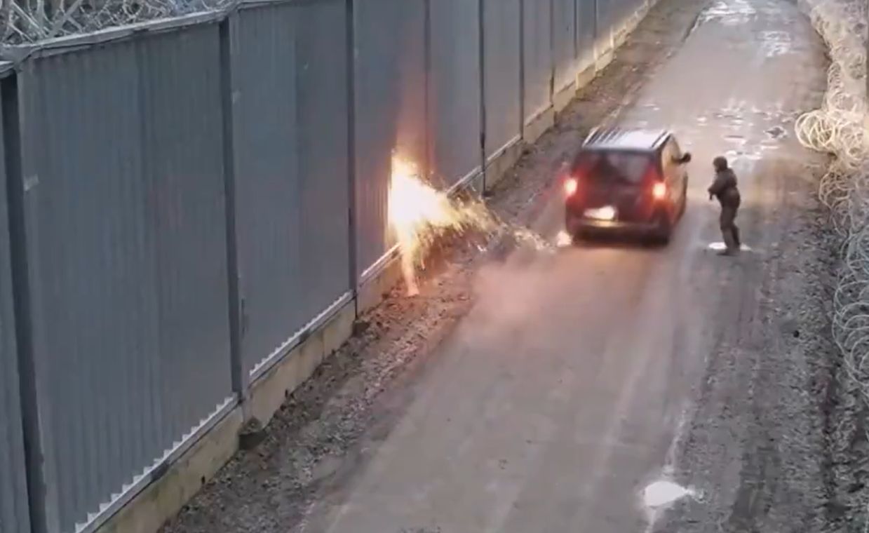 Incydent na granicy. Rzucili płonącym konarem w strażników