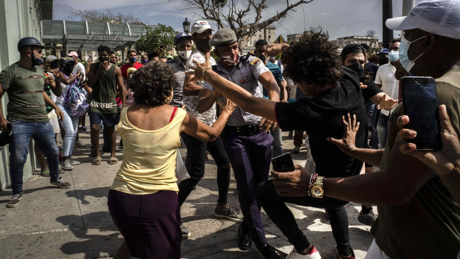 Starcia policji i demonstrantów podczas manifestacji. Hawana, 11 lipca 2021 roku
