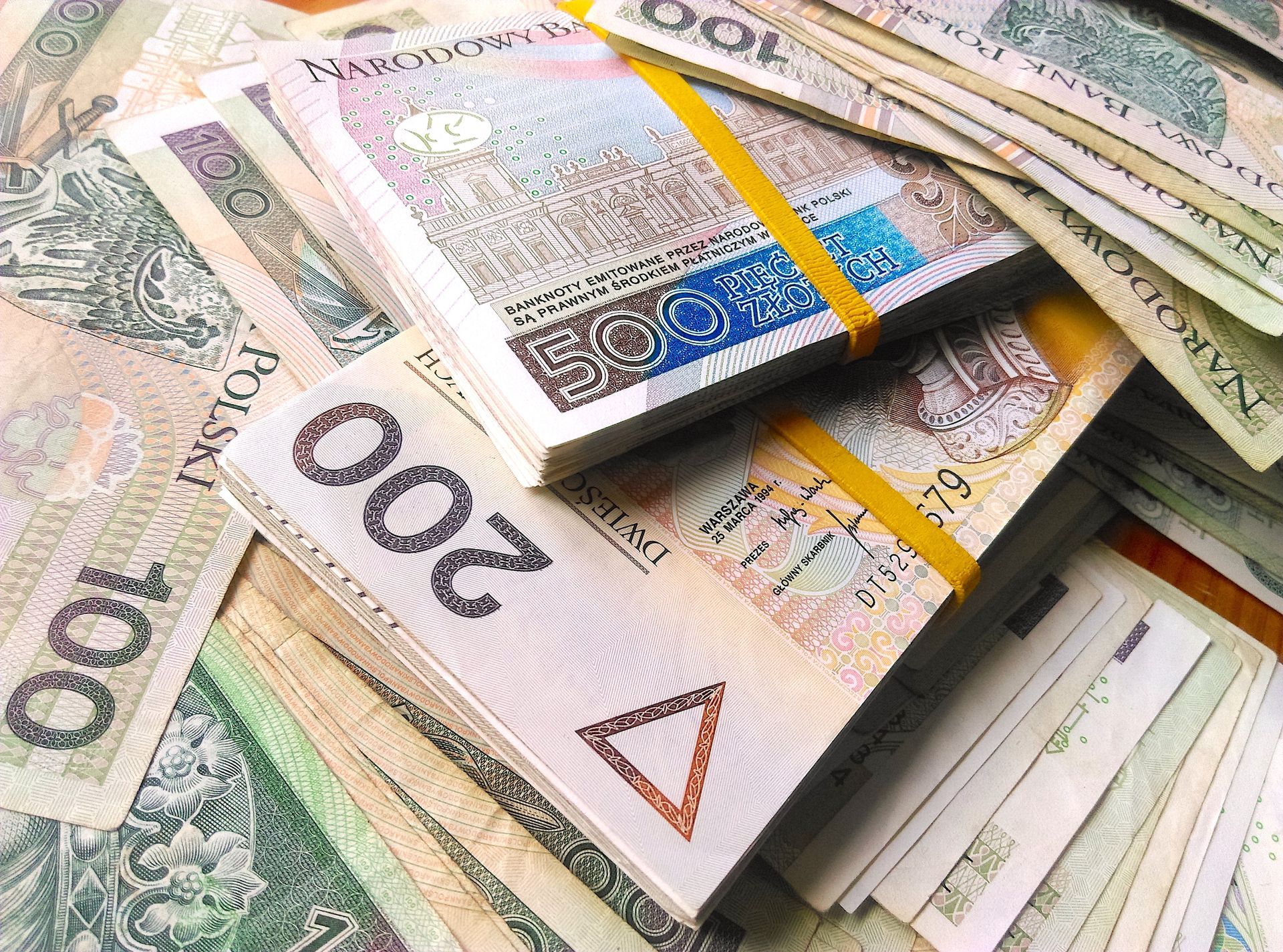 Polskie banki notują rekordowe zyski mimo rozpoczęcia cyklu obniżek stóp procentowych