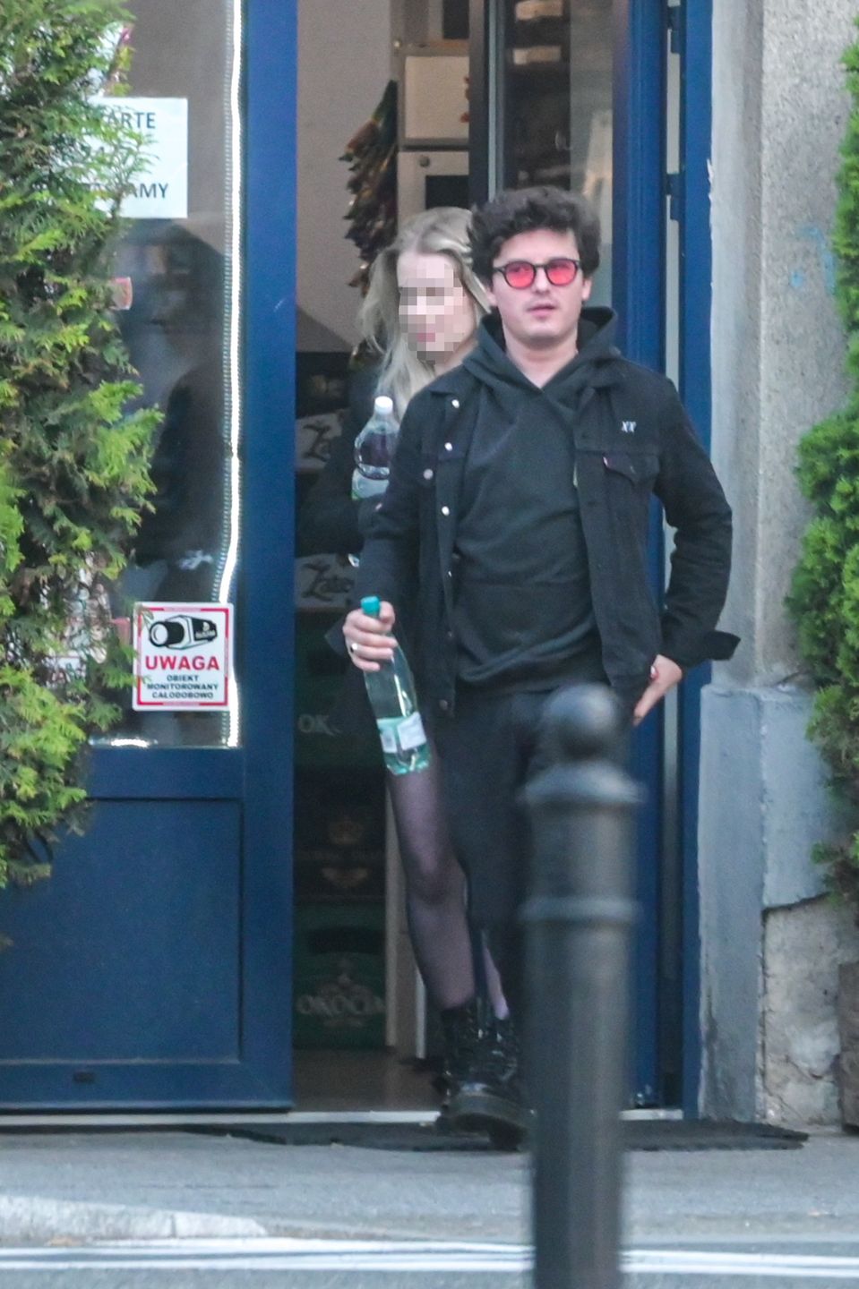 Kuba Karaś wraca poranną porą do mieszkania z tajemniczą blondynką