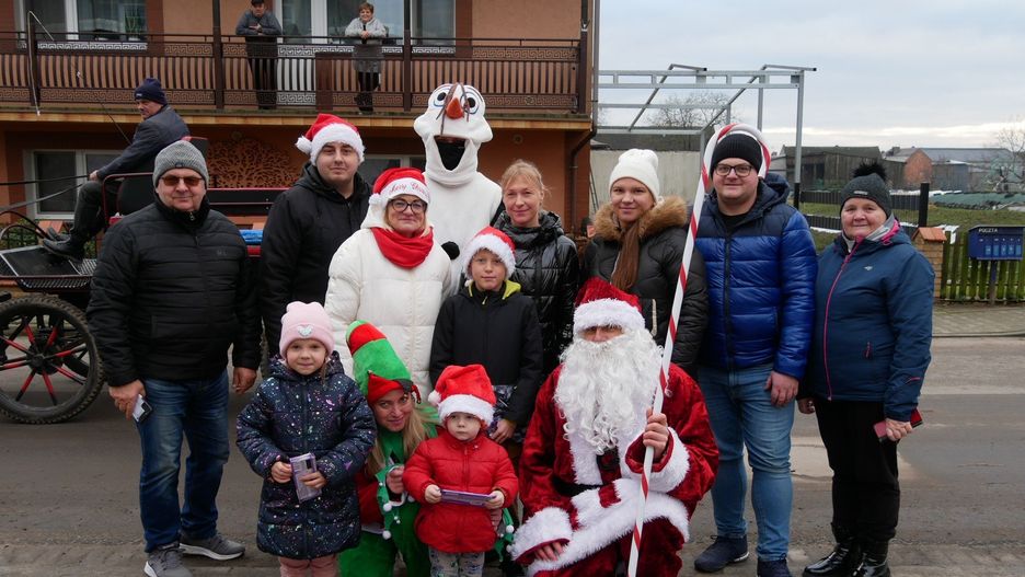Mikołaj wraz z pomocnikami rozdali słodkie upominki w Łubnicy