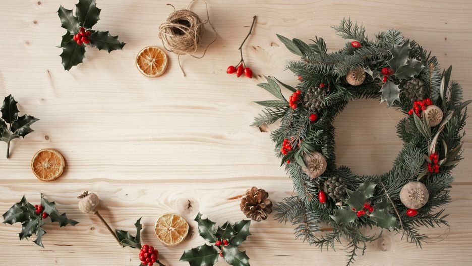 Wianek świąteczny na drzwi, okna czy stół to wyjątkowo piękna ozdoba, na którą warto się zdecydować w czasie świąt. Jaki wianek wybrać w tym roku na Boże Narodzenie? Podpowiadamy.