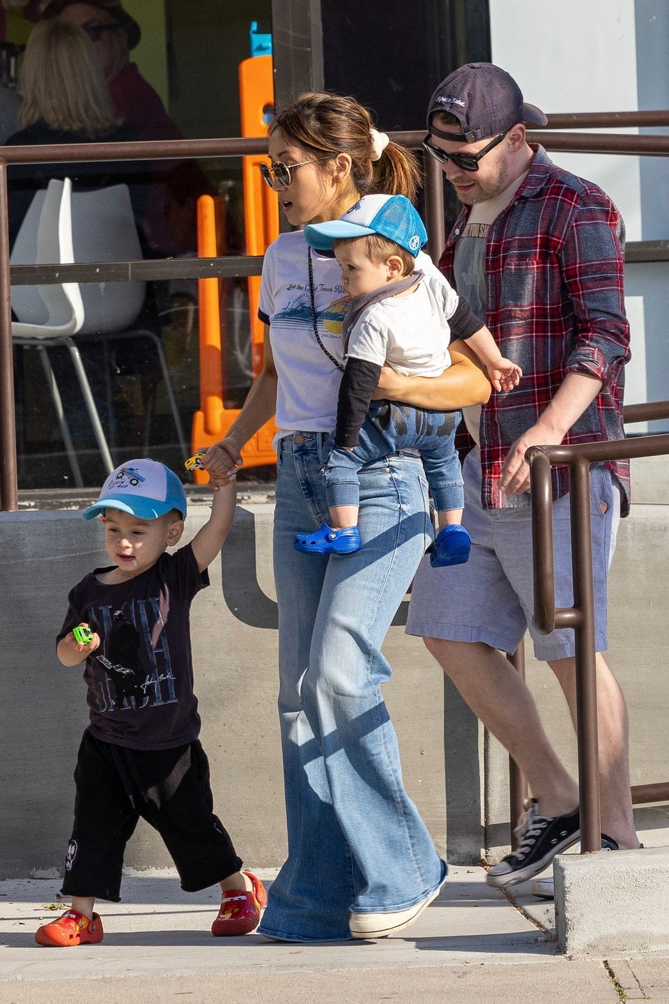 Macaulay Culkin i Brenda Song "przyłapani" z dwoma synami