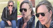 Zadumany Mickey Rourke relaksuje się z fryzjerem przed ulubioną pizzerią (FOTO)