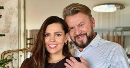 Michał Milowicz pozuje z młodszą o 13 lat ciężarną ukochaną. Stylizacja miłości aktora podkreśliła jej ciążowy brzuszek