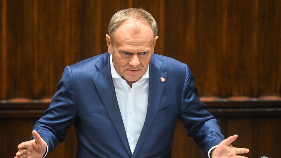 Warszawa, 20.05.2025. Premier Donald Tusk przemawia na sali obrad Sejmu w Warszawie, 20 bm. Sejm rozpatruje wniosek rządu o przedłużenie czasowego zawieszenia prawa do azylu na granicy z Białorusią. (mr) PAP/Radek Pietruszka