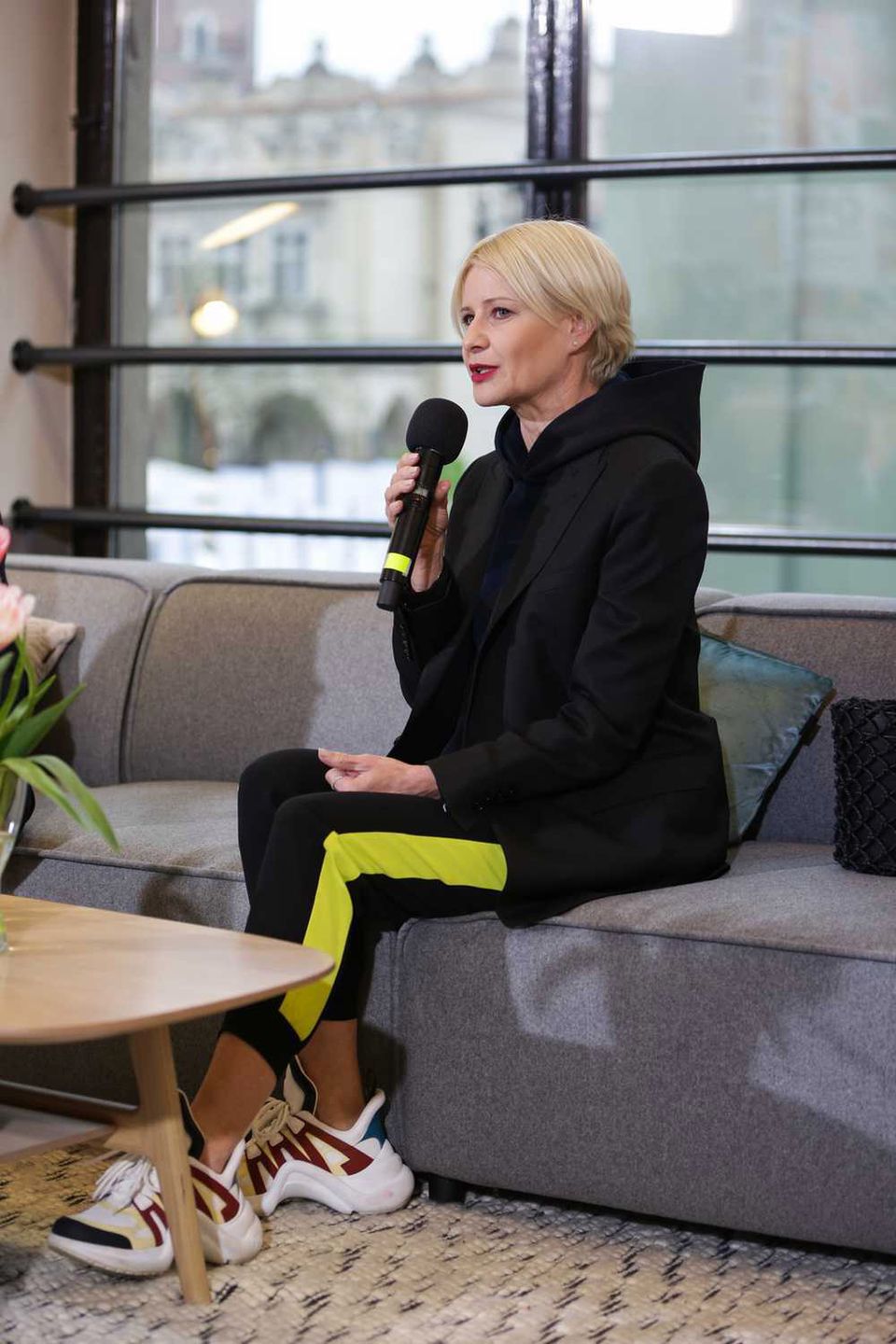 Małgorzata Kożuchowska w spodniach z żółtymi lampasami