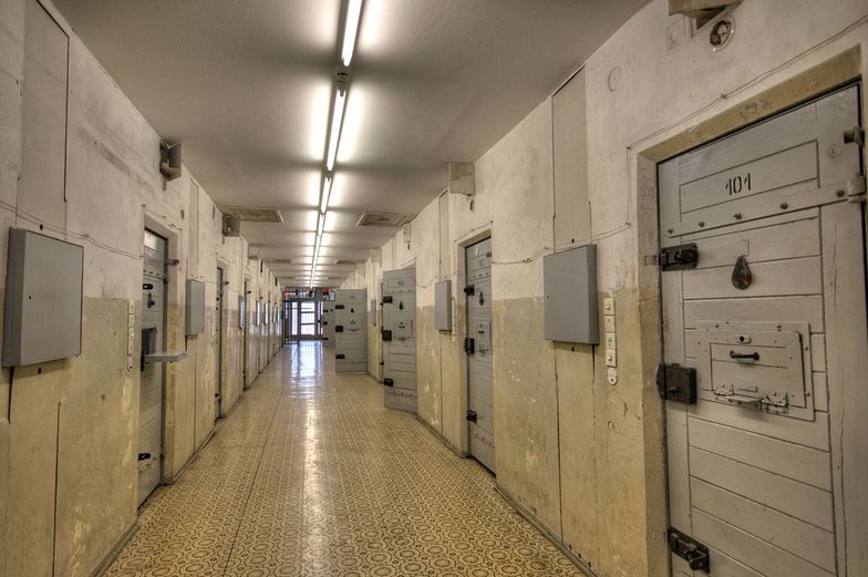Więzienia w Polsce. Nadal jest w nich ciasno, ale sytuacja się poprawia