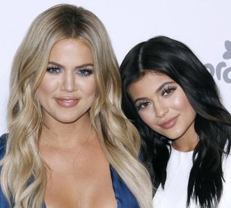 Kris potwierdza ciąże Khloe i Kylie: "Modliłam się, by chociaż jedna z was miała dziecko, teraz ktoś odkręcił kran, którego nie można zakręcić!"