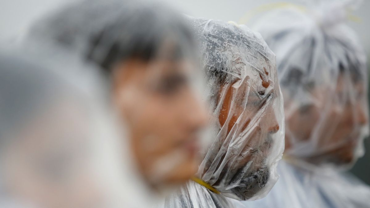 Protest na Dzień Ziemi w kwietniu 2017 r. Aktywiści ubrani w foliowe torby pokazują, jakim problemem jest zanieczyszczenie powietrza