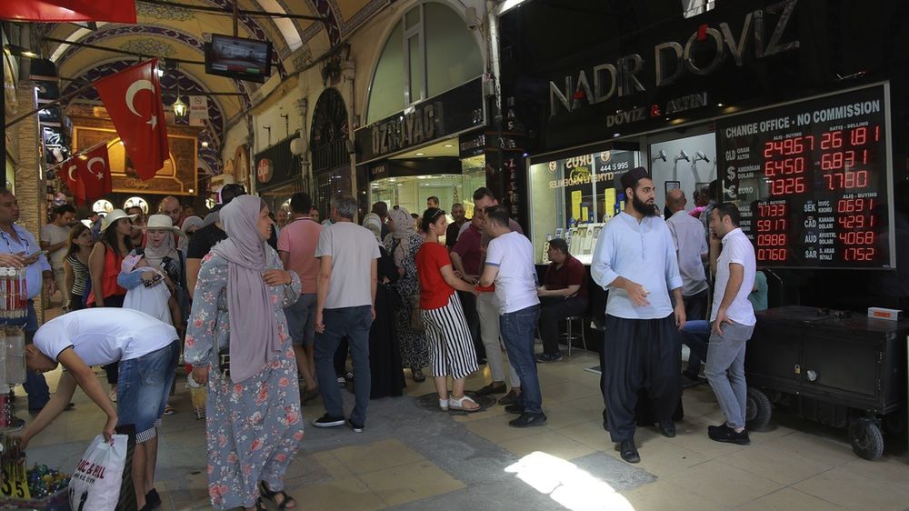 Popłoch w tureckich kantorach wymiany walut.