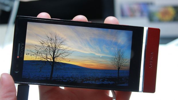 Dlaczego tańsza Xperia P ma ekran WhiteMagic, a droższa S nie? 1