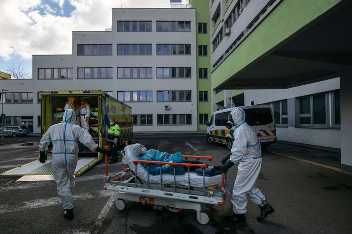 Chorzy zakażeni wariantem brytyjskim trafiają do szpitali w duzo cięższym stanie